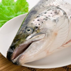 鮭魚頭剖半 500-700g